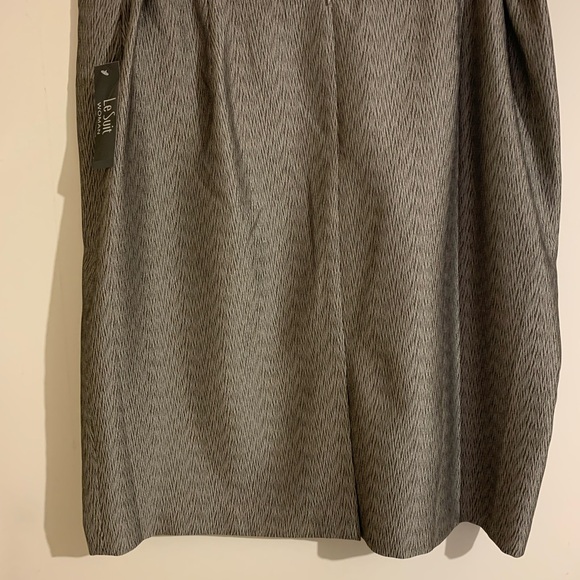 Beautiful Textured Skirt Suit by Le Suit - Picture 5 of 6